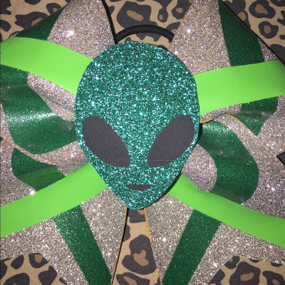 Cheer Bow Alien - Picture 2 of 4